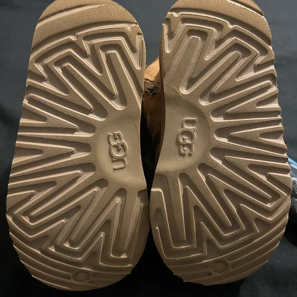 Little kids size 10 UGGS Neumel II Boots